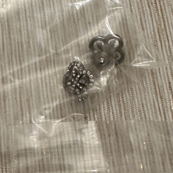 Box of 17 Pairs of Earrings - Picture 4 of 7